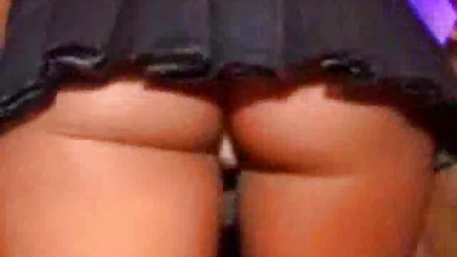 男は肥沃な黒髪の女性をからかっています。 女性 用 アダルト ビデオ 動画
