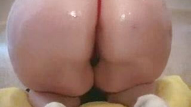 ガールフレンドはベッドの中で陰茎で遊ぶ。 女性 向け セックス 無料