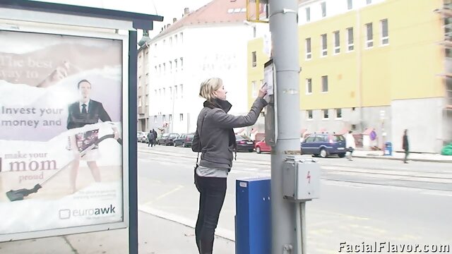 ブルネットは、プールで愛を作る男になります。 アダルト ビデオ 女性 向け