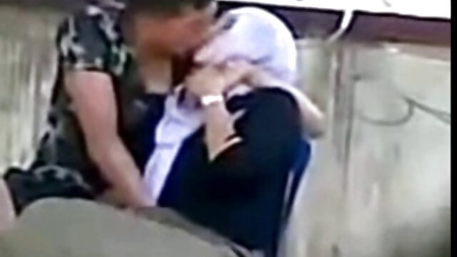 Stepmomは彼女の乳首を性交する方法を示しています。 女性 専用 セックス 動画